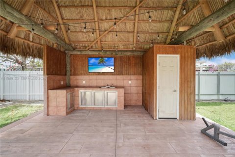 House in Miami, Florida 3 bedrooms, 177.26 sq.m. № 2002080 - photo 29