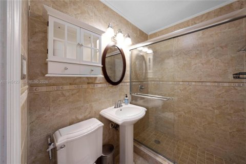 House in Miami, Florida 3 bedrooms, 177.26 sq.m. № 2002080 - photo 10