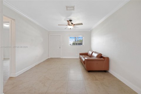 House in Miami, Florida 3 bedrooms, 177.26 sq.m. № 2002080 - photo 3