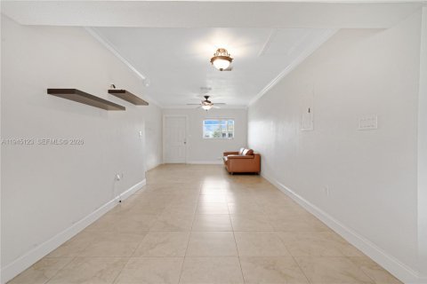 House in Miami, Florida 3 bedrooms, 177.26 sq.m. № 2002080 - photo 14