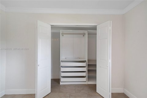 House in Miami, Florida 3 bedrooms, 177.26 sq.m. № 2002080 - photo 8