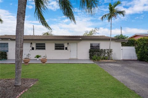 House in Miami, Florida 3 bedrooms, 177.26 sq.m. № 2002080