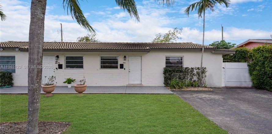 House in Miami, Florida 3 bedrooms, 177.26 sq.m. № 2002080