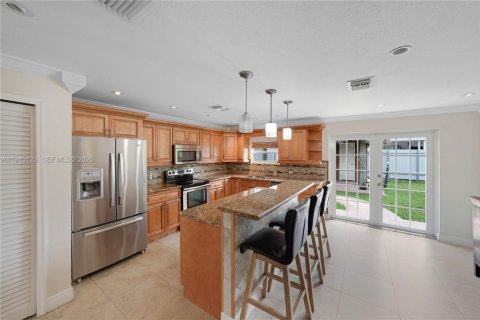 House in Miami, Florida 3 bedrooms, 177.26 sq.m. № 2002080 - photo 15