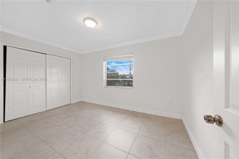 House in Miami, Florida 3 bedrooms, 177.26 sq.m. № 2002080 - photo 5