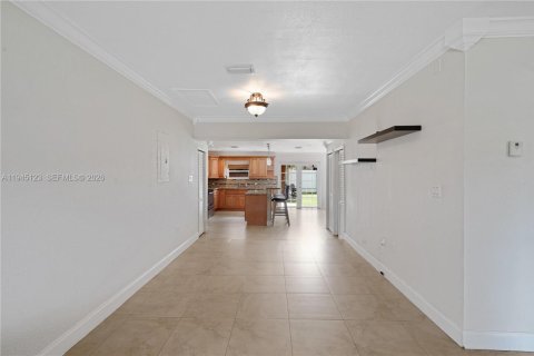 House in Miami, Florida 3 bedrooms, 177.26 sq.m. № 2002080 - photo 13