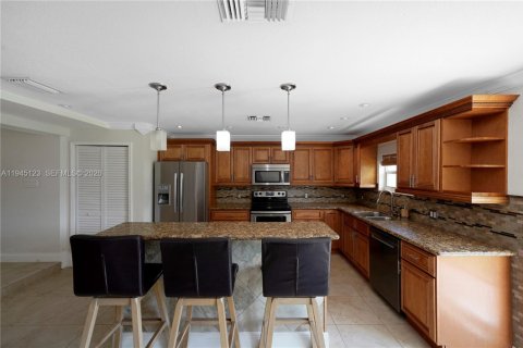 House in Miami, Florida 3 bedrooms, 177.26 sq.m. № 2002080 - photo 17