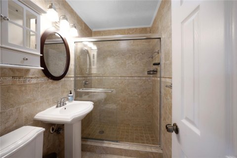 House in Miami, Florida 3 bedrooms, 177.26 sq.m. № 2002080 - photo 9