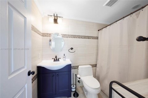 House in Miami, Florida 3 bedrooms, 177.26 sq.m. № 2002080 - photo 23