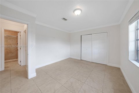 House in Miami, Florida 3 bedrooms, 177.26 sq.m. № 2002080 - photo 7