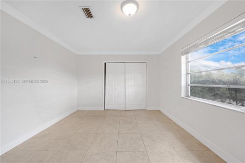 House in Miami, Florida 3 bedrooms, 177.26 sq.m. № 2002080 - photo 6