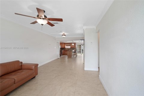 House in Miami, Florida 3 bedrooms, 177.26 sq.m. № 2002080 - photo 11