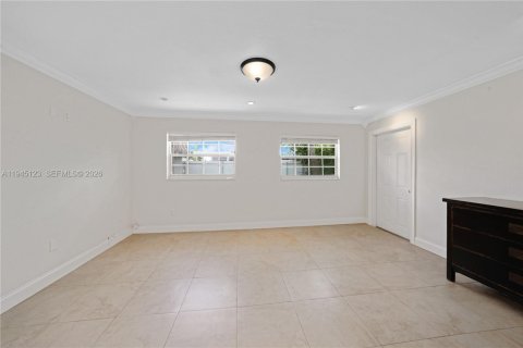 House in Miami, Florida 3 bedrooms, 177.26 sq.m. № 2002080 - photo 22