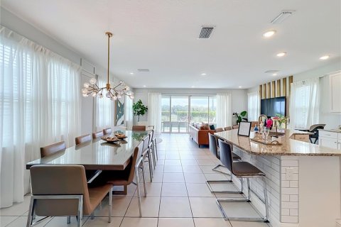 Casa en venta en Kissimmee, Florida, 6 dormitorios, 297.57 m2 № 2157768 - foto 3
