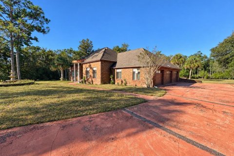 House in Spring Hill, Florida 3 bedrooms, 357.49 sq.m. № 2416730 - photo 2