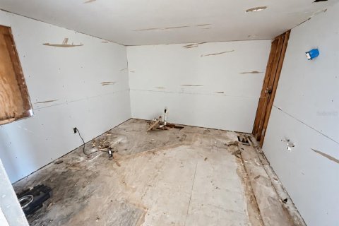 House in Spring Hill, Florida 3 bedrooms, 357.49 sq.m. № 2416730 - photo 9