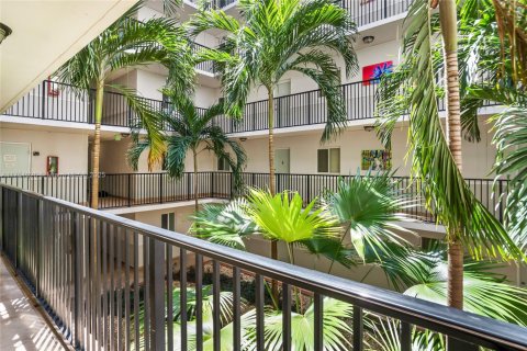 Appartement à louer à Sunny Isles Beach, Floride: 2 chambres, 104.98 m2 № 1865278 - photo 24