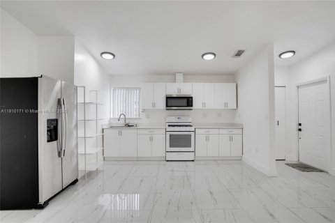 Villa ou maison à louer à Miami, Floride: 3 chambres, 126.81 m2 № 1966408 - photo 5