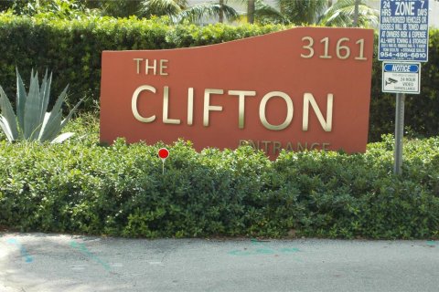 Copropriété à louer à Hallandale Beach, Floride: 2 chambres, 106.37 m2 № 2169637 - photo 2