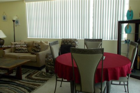 Copropriété à louer à Hallandale Beach, Floride: 2 chambres, 106.37 m2 № 2169637 - photo 8