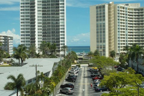 Condo à Hallandale Beach, Floride, 2 chambres  № 2169637