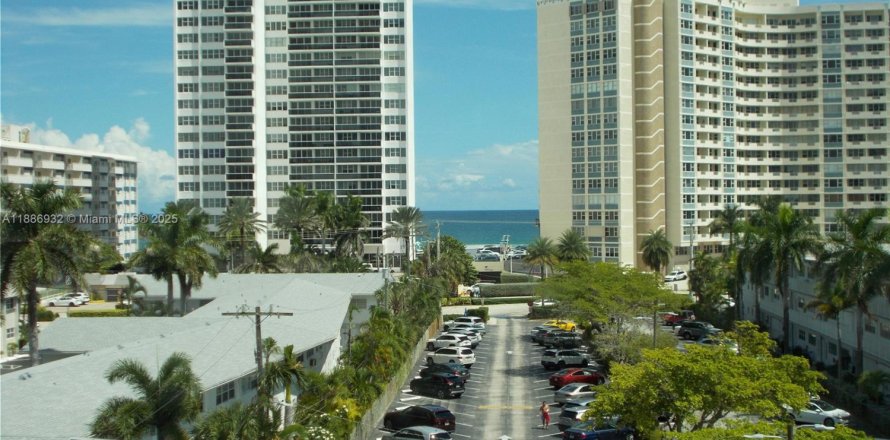 Condo à Hallandale Beach, Floride, 2 chambres  № 2169637