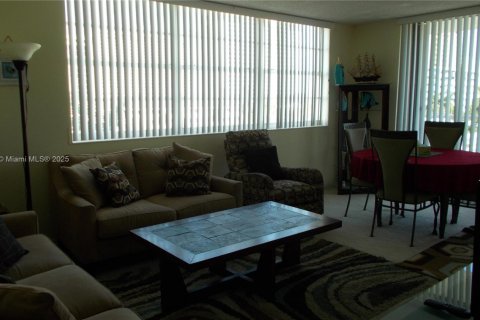Copropriété à louer à Hallandale Beach, Floride: 2 chambres, 106.37 m2 № 2169637 - photo 4