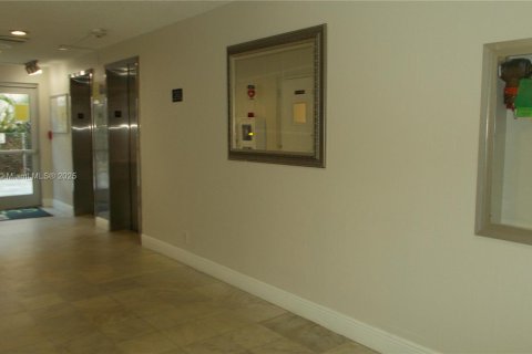 Copropriété à louer à Hallandale Beach, Floride: 2 chambres, 106.37 m2 № 2169637 - photo 3