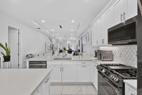 House in Westlake, Florida 2 bedrooms, 172.33 sq.m. № 2387093 - photo 20