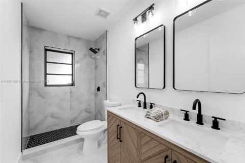 House in Miami, Florida 4 bedrooms, 118.17 sq.m. № 1881842 - photo 12