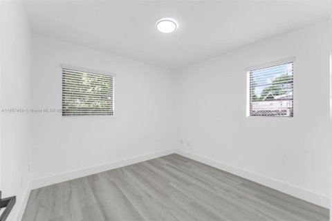 House in Miami, Florida 4 bedrooms, 118.17 sq.m. № 1881842 - photo 16