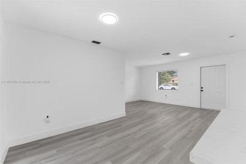 House in Miami, Florida 4 bedrooms, 118.17 sq.m. № 1881842 - photo 15