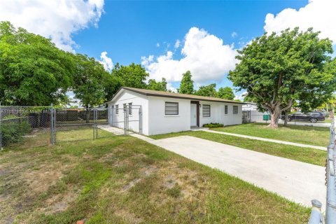 House in Miami, Florida 4 bedrooms, 118.17 sq.m. № 1881842 - photo 3