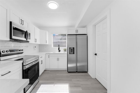 House in Miami, Florida 4 bedrooms, 118.17 sq.m. № 1881842 - photo 6