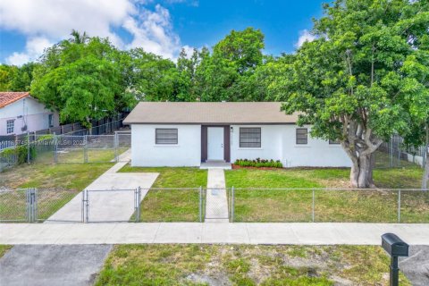 House in Miami, Florida 4 bedrooms, 118.17 sq.m. № 1881842 - photo 2