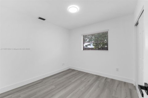 House in Miami, Florida 4 bedrooms, 118.17 sq.m. № 1881842 - photo 11