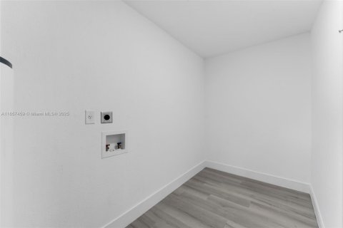 House in Miami, Florida 4 bedrooms, 118.17 sq.m. № 1881842 - photo 14