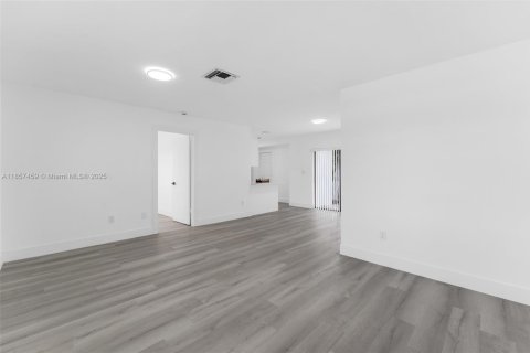 House in Miami, Florida 4 bedrooms, 118.17 sq.m. № 1881842 - photo 5