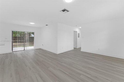 House in Miami, Florida 4 bedrooms, 118.17 sq.m. № 1881842 - photo 4