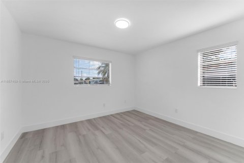 House in Miami, Florida 4 bedrooms, 118.17 sq.m. № 1881842 - photo 10