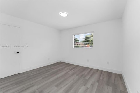 House in Miami, Florida 4 bedrooms, 118.17 sq.m. № 1881842 - photo 13