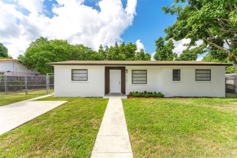 House in Miami, Florida 4 bedrooms, 118.17 sq.m. № 1881842 - photo 1