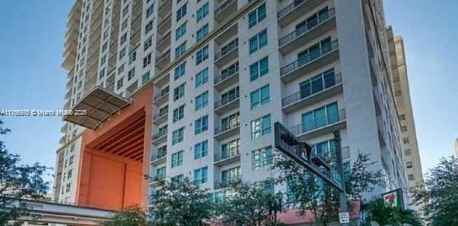 Condominio en Miami, Florida, 1 dormitorio № 1985626