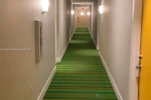 Condominio en venta en Miami, Florida, 1 dormitorio, 61.5 m2 № 1985626 - foto 12