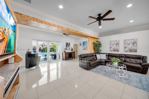 Villa ou maison à vendre à Cape Coral, Floride: 5 chambres, 274.9 m2 № 1922647 - photo 8