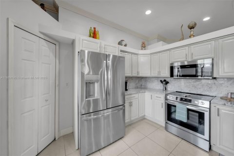 Villa ou maison à vendre à Cape Coral, Floride: 5 chambres, 274.9 m2 № 1922647 - photo 6
