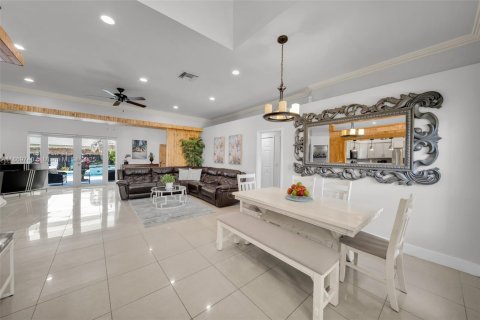 Villa ou maison à vendre à Cape Coral, Floride: 5 chambres, 274.9 m2 № 1922647 - photo 7