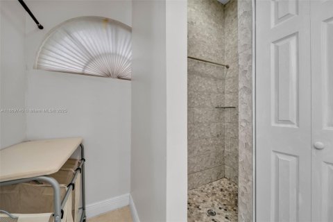 Villa ou maison à vendre à Cape Coral, Floride: 5 chambres, 274.9 m2 № 1922647 - photo 16