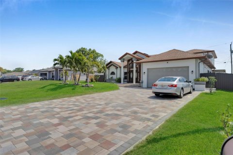 Villa ou maison à vendre à Cape Coral, Floride: 5 chambres, 274.9 m2 № 1922647 - photo 2