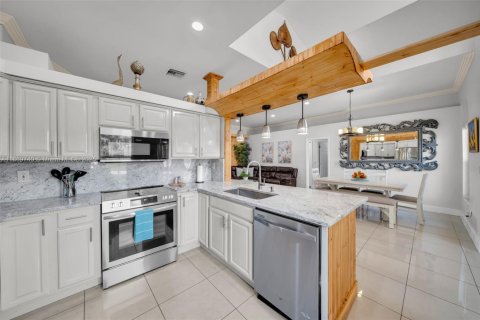 Villa ou maison à vendre à Cape Coral, Floride: 5 chambres, 274.9 m2 № 1922647 - photo 4